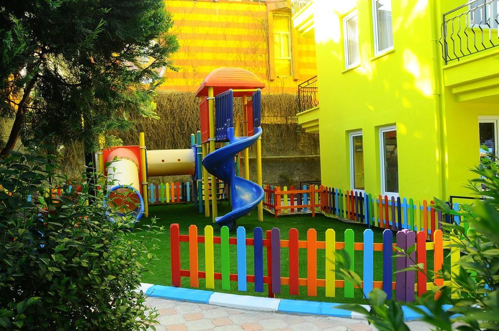 Rainbow Castle Hotel Side Exterior foto