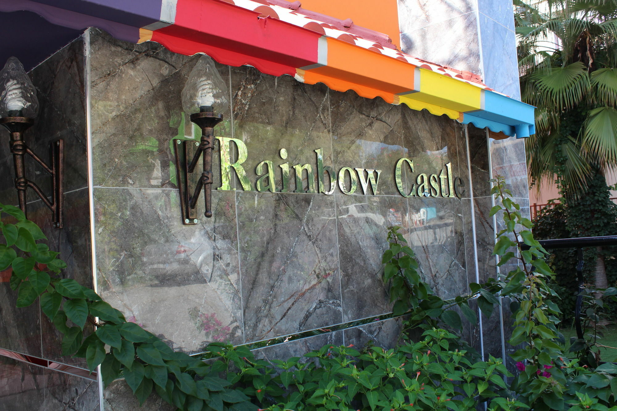Rainbow Castle Hotel Side Exterior foto