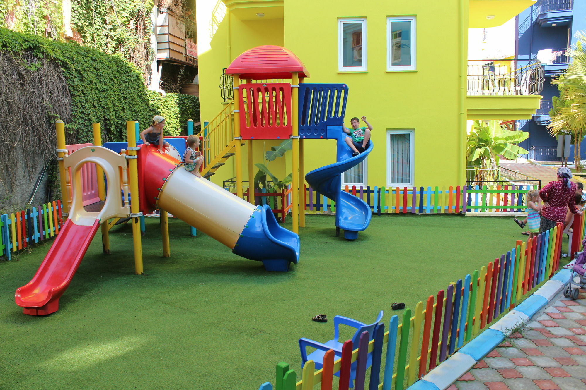 Rainbow Castle Hotel Side Exterior foto