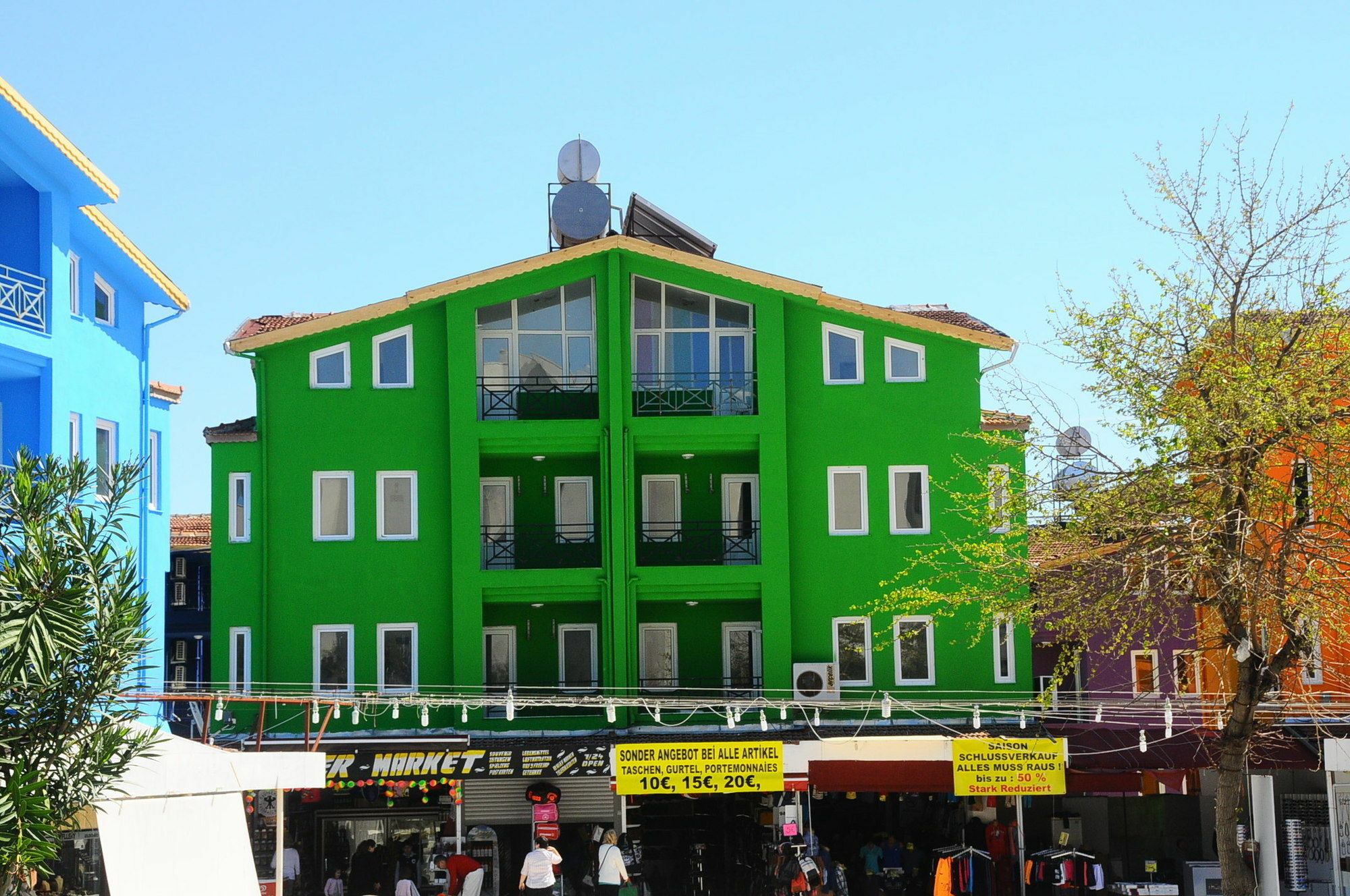 Rainbow Castle Hotel Side Exterior foto