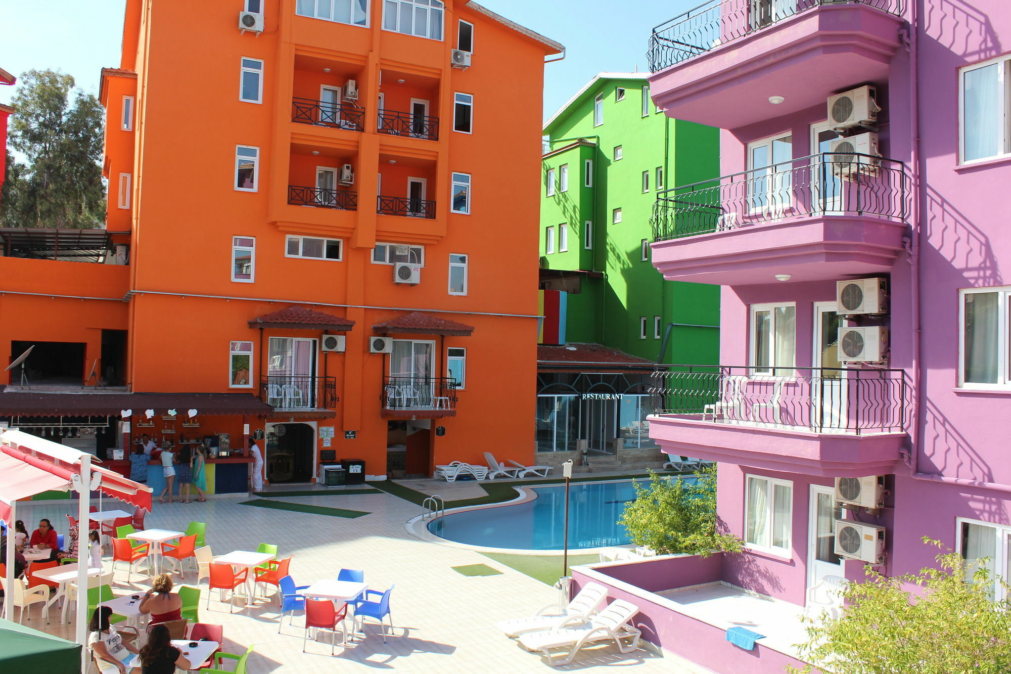 Rainbow Castle Hotel Side Exterior foto